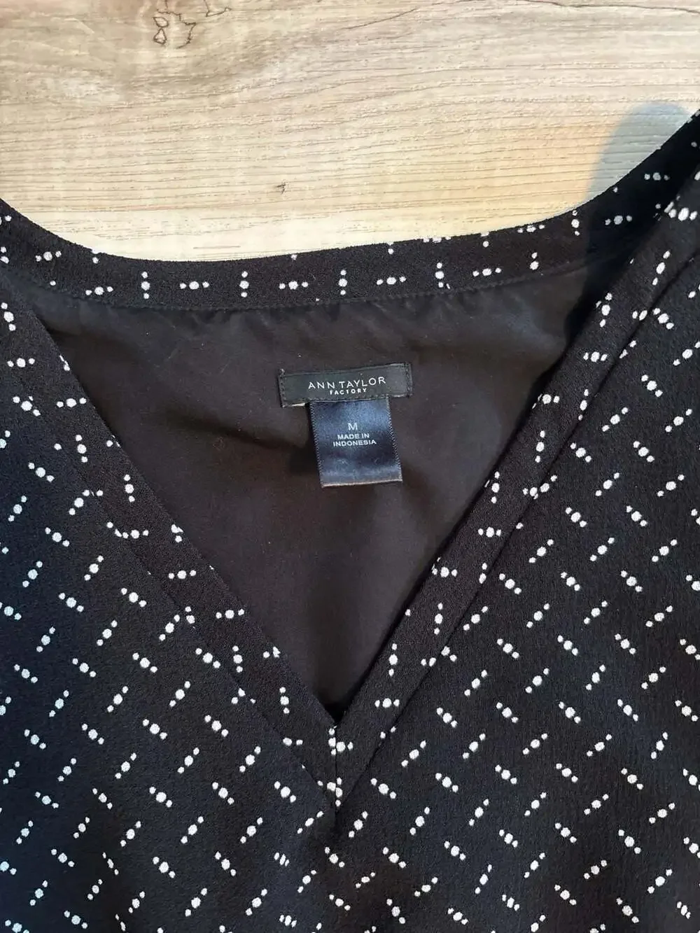 Ann Taylor Factory Black Dotted V-Neck Flutter Sleeve Tie-Waist Dress Size M - Picture 3 of 7